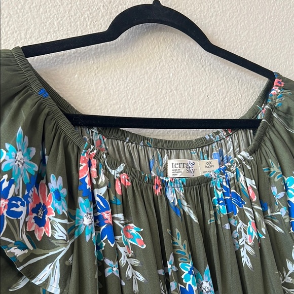 Floral Green Blouse with Blue and Pink Accents. Size 0x - Picture 6 of 6